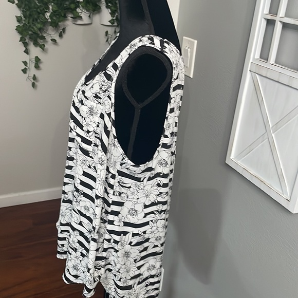 Torrid Size 1 Chiffon Striped Floral Tabk Flowey - Picture 3 of 8